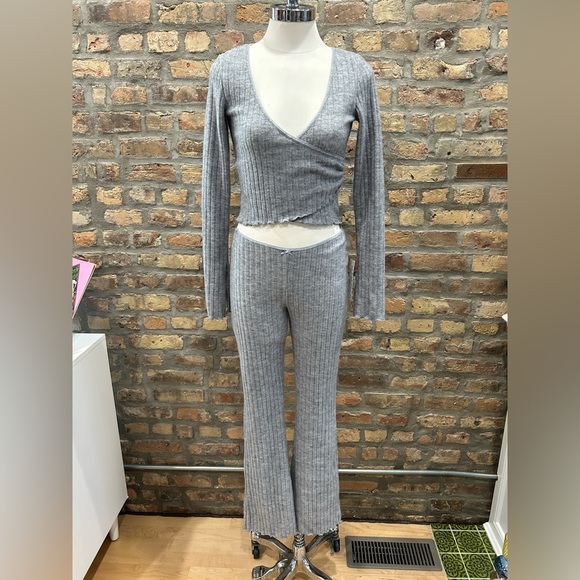 NWT Out From Under Lila Ribbed Wrap Top & Lilah Cozy Ribbed Pant Set Size S Grey - Picture 2 of 9